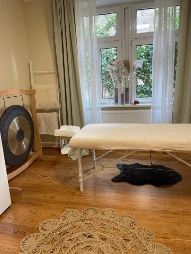 Klangschalen und Achtsamkeit: Behandlungsraum von achtklang in Rastatt, Entspannung mit Liege, Gong und Deko