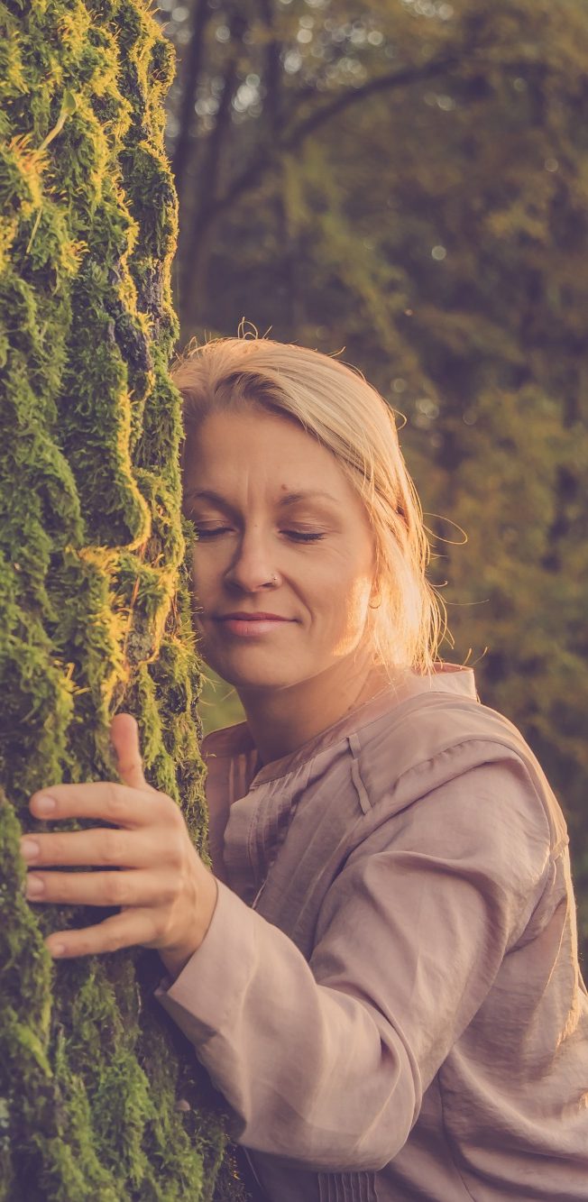 Achtsamkeit: Vorteile und Wirkungen; Achtsamkeitscoach Jessica Fettig umarmt einen Baum