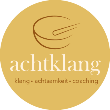 Logo von achtklang: stilisierte Klangschale und Schriftzug mit den Worten Klang, Achtsamkeit, Coaching