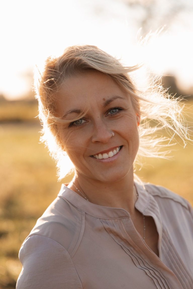 Jessica Fettig von achtklang, Klangschalentherapeutin und Achtsamkeitstrainerin aus Steinmauern bei Rastatt, Nähe Karlsruhe und Baden-Baden