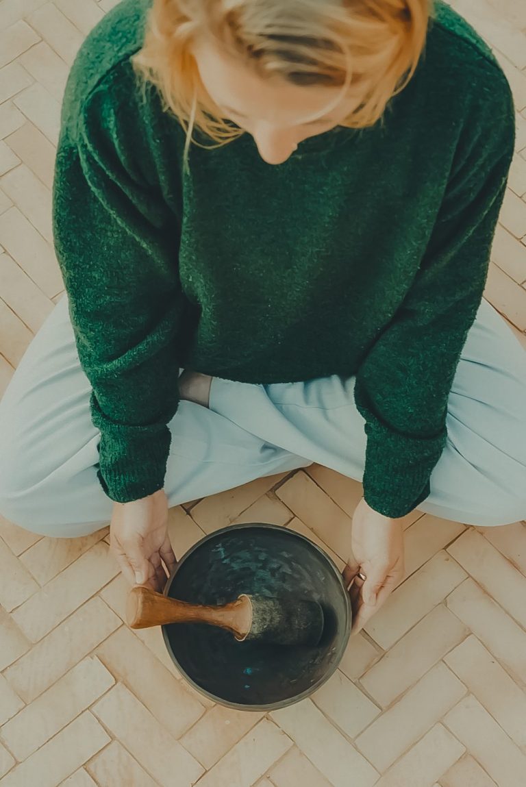 Soundhealing mit Klangschalentherapie in Rastatt, Baden-Baden, Karlsruhe: Jessica Fettig meditiert vor einer Klangschale.