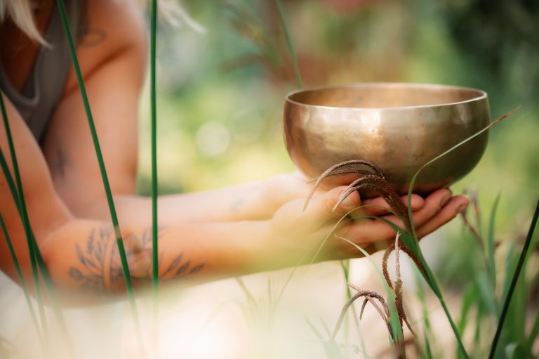 Klangschalentherapie und Sound Bath in Rastatt bei Karlsruhe/Baden-Baden: eine tibetische Klangschale, in Händen gehalten, in der Natur