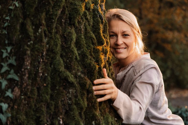 Coaching in Rastatt und Karlsruhe: Jessica Fettig von achtklang umarmt einen Baum in der Natur