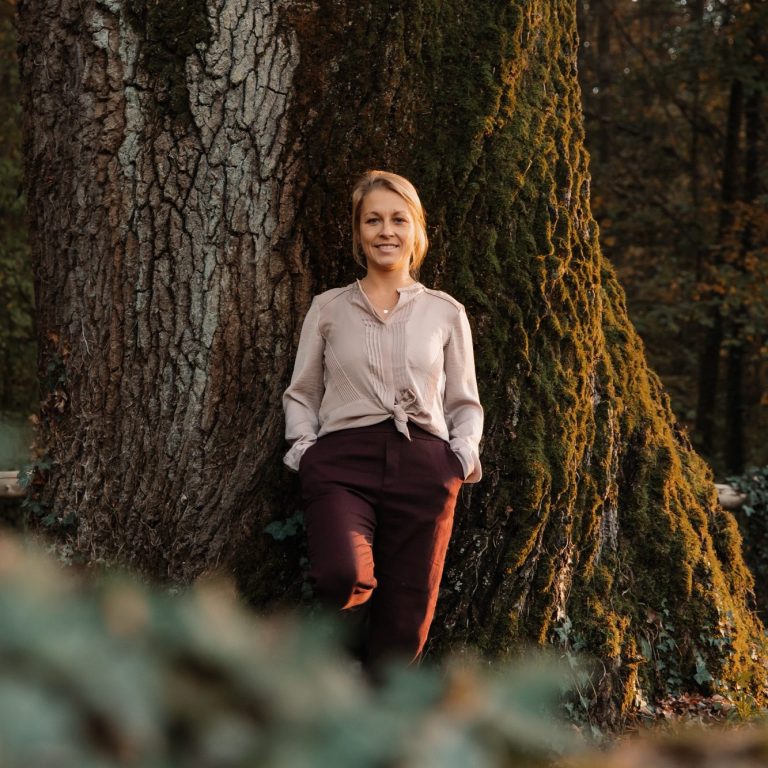 Jessica Fettig, Klangschalentherapeutin und Coachin aus Steinmauern bei Rastatt, Nähe Karlsruhe, lehnt an einem Baum