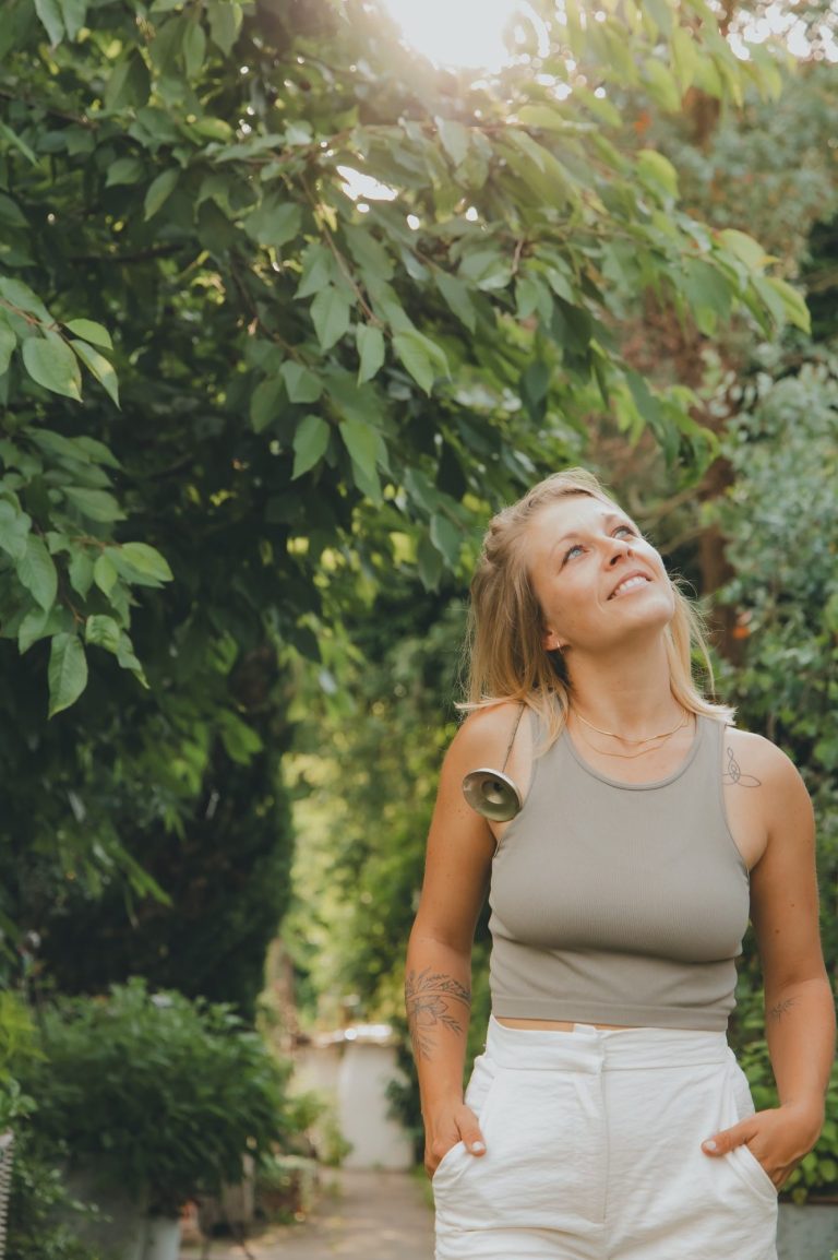 Achtsamkeit lernen und Persönlichkeitsentwicklung: Therapeutin Jessica Fettig aus Rastatt/Karlsruhe spaziert durch die Natur.